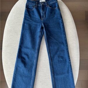 Abercrombie & Fitch
High Rise 90s Relaxed Jean
